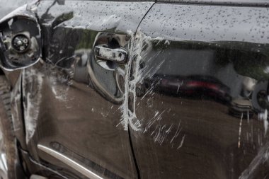 Şehirde trafik kazası. Araba kaza yaptı. Kaza dan sonra çizilen makine karakolda duruyor. Şehirde çarpışma dan sonra hasarlı makine. Seçici odaklama