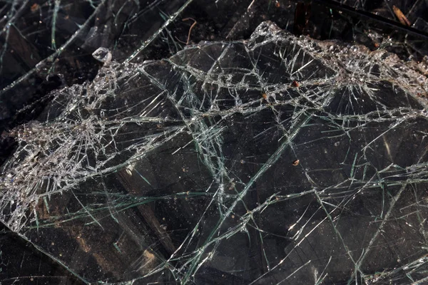 床に壊れた気質の窓ガラス 割れたガラスの表面に多くの小さな亀裂 — ストック写真
