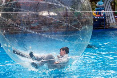 Odessa, Ukrayna - 6 Mayıs 2019. Şişme balondaki küçük çocuklar, suda eğleniyorlar. Suda top - çocuklar için büyüleyici yaz konumlar. Su zorlama
