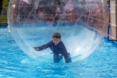 Odessa, Ukrayna - 6 Mayıs 2019. Şişme balondaki küçük çocuklar, suda eğleniyorlar. Suda top - çocuklar için büyüleyici yaz konumlar. Su zorlama