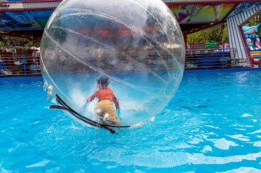 Odessa, Ukrayna - 6 Mayıs 2019. Şişme balondaki küçük çocuklar, suda eğleniyorlar. Suda top - çocuklar için büyüleyici yaz konumlar. Su zorlama
