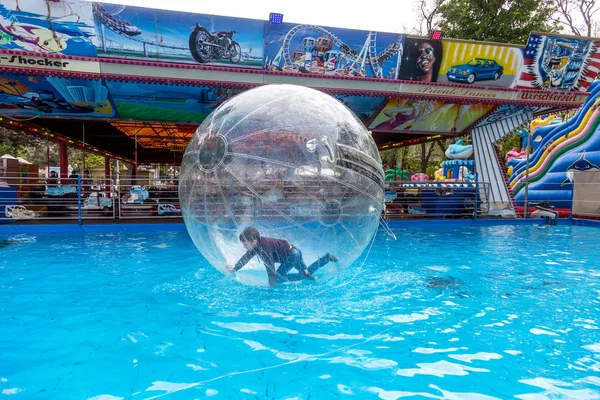 Odessa Ukraina Maj 2019 Små Barn Uppblåsbar Ballong Kul Vattnet — Stockfoto