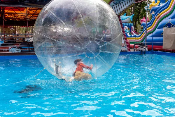 Odessa Ukraina Maj 2019 Små Barn Uppblåsbar Ballong Kul Vattnet — Stockfoto