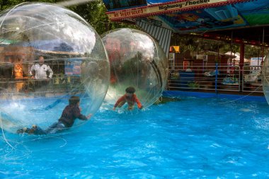 Odessa, Ukrayna - 6 Mayıs 2019. Şişme balondaki küçük çocuklar, suda eğleniyorlar. Suda top - çocuklar için büyüleyici yaz konumlar. Su zorlama