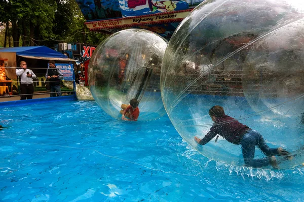 Odessa Ucrânia Maio 2019 Crianças Pequenas Balão Inflável Divertindo Água — Fotografia de Stock