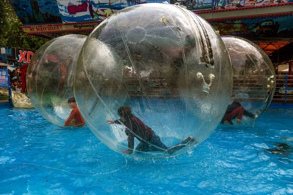 Odessa Ucrânia Maio 2019 Crianças Pequenas Balão Inflável Divertindo Água — Fotografia de Stock