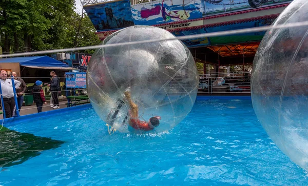 Odessa Ukraina Maj 2019 Små Barn Uppblåsbar Ballong Kul Vattnet — Stockfoto