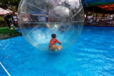 Odessa, Ukrayna - 6 Mayıs 2019. Şişme balondaki küçük çocuklar, suda eğleniyorlar. Suda top - çocuklar için büyüleyici yaz konumlar. Su zorlama