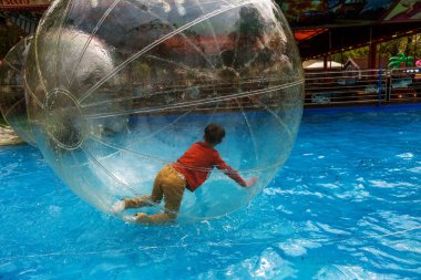 Odessa, Ukrayna - 6 Mayıs 2019. Şişme balondaki küçük çocuklar, suda eğleniyorlar. Suda top - çocuklar için büyüleyici yaz konumlar. Su zorlama