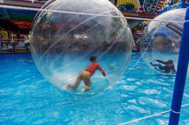 Odessa, Ukrayna - 6 Mayıs 2019. Şişme balondaki küçük çocuklar, suda eğleniyorlar. Suda top - çocuklar için büyüleyici yaz konumlar. Su zorlama