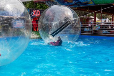 Odessa, Ukrayna - 6 Mayıs 2019. Şişme balondaki küçük çocuklar, suda eğleniyorlar. Suda top - çocuklar için büyüleyici yaz konumlar. Su zorlama
