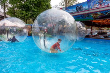 Odessa, Ukrayna - 6 Mayıs 2019. Şişme balondaki küçük çocuklar, suda eğleniyorlar. Suda top - çocuklar için büyüleyici yaz konumlar. Su zorlama