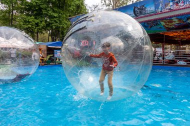 Odessa, Ukrayna - 6 Mayıs 2019. Şişme balondaki küçük çocuklar, suda eğleniyorlar. Suda top - çocuklar için büyüleyici yaz konumlar. Su zorlama