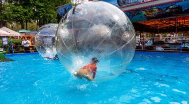 Odessa, Ukrayna - 6 Mayıs 2019. Şişme balondaki küçük çocuklar, suda eğleniyorlar. Suda top - çocuklar için büyüleyici yaz konumlar. Su zorlama