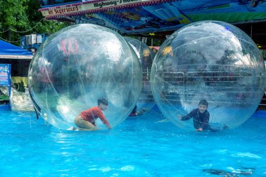 Odessa, Ukrayna - 6 Mayıs 2019. Şişme balondaki küçük çocuklar, suda eğleniyorlar. Suda top - çocuklar için büyüleyici yaz konumlar. Su zorlama