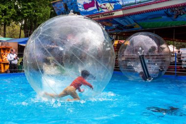 Odessa, Ukrayna - 6 Mayıs 2019. Şişme balondaki küçük çocuklar, suda eğleniyorlar. Suda top - çocuklar için büyüleyici yaz konumlar. Su zorlama