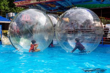 Odessa, Ukrayna - 6 Mayıs 2019. Şişme balondaki küçük çocuklar, suda eğleniyorlar. Suda top - çocuklar için büyüleyici yaz konumlar. Su zorlama