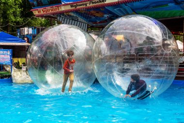 Odessa, Ukrayna - 6 Mayıs 2019. Şişme balondaki küçük çocuklar, suda eğleniyorlar. Suda top - çocuklar için büyüleyici yaz konumlar. Su zorlama