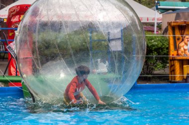Odessa, Ukrayna - 6 Mayıs 2019. Şişme balondaki küçük çocuklar, suda eğleniyorlar. Suda top - çocuklar için büyüleyici yaz konumlar. Su zorlama
