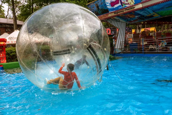 Odessa Ucrânia Maio 2019 Crianças Pequenas Balão Inflável Divertindo Água — Fotografia de Stock