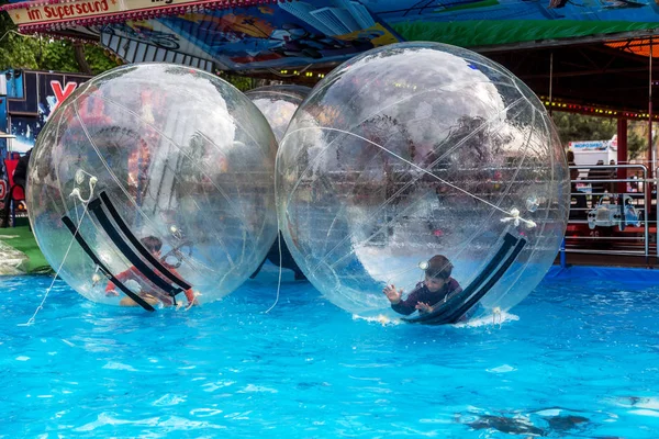 Odessa Ucrânia Maio 2019 Crianças Pequenas Balão Inflável Divertindo Água — Fotografia de Stock