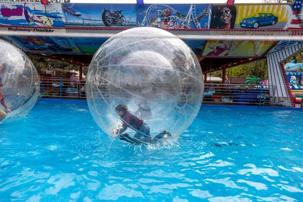 オデッサ ウクライナ 2019年5月6日 水の上で楽しんで 膨脹可能な風船の小さな子供たち 水の中のボール 子供のための魅力的な夏のアトラクション ウォーターゾービング — ストック写真