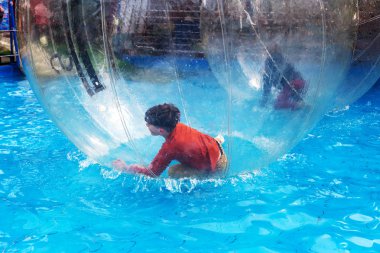 Odessa, Ukrayna - 6 Mayıs 2019. Şişme balondaki küçük çocuklar, suda eğleniyorlar. Suda top - çocuklar için büyüleyici yaz konumlar. Su zorlama