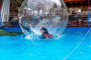 Odessa, Ukrayna - 6 Mayıs 2019. Şişme balondaki küçük çocuklar, suda eğleniyorlar. Suda top - çocuklar için büyüleyici yaz konumlar. Su zorlama