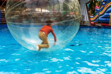 Odessa, Ukrayna - 6 Mayıs 2019. Şişme balondaki küçük çocuklar, suda eğleniyorlar. Suda top - çocuklar için büyüleyici yaz konumlar. Su zorlama