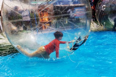 Odessa, Ukrayna - 6 Mayıs 2019. Şişme balondaki küçük çocuklar, suda eğleniyorlar. Suda top - çocuklar için büyüleyici yaz konumlar. Su zorlama