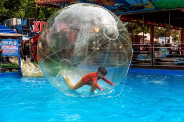 Odessa, Ukrayna - 6 Mayıs 2019. Şişme balondaki küçük çocuklar, suda eğleniyorlar. Suda top - çocuklar için büyüleyici yaz konumlar. Su zorlama