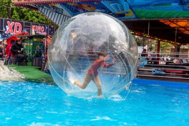 Odessa, Ukrayna - 6 Mayıs 2019. Şişme balondaki küçük çocuklar, suda eğleniyorlar. Suda top - çocuklar için büyüleyici yaz konumlar. Su zorlama