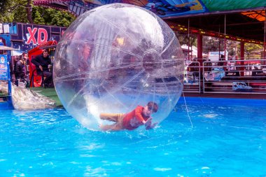 Odessa, Ukrayna - 6 Mayıs 2019. Şişme balondaki küçük çocuklar, suda eğleniyorlar. Suda top - çocuklar için büyüleyici yaz konumlar. Su zorlama