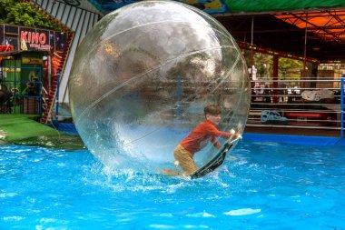 Odessa, Ukrayna - 6 Mayıs 2019. Şişme balondaki küçük çocuklar, suda eğleniyorlar. Suda top - çocuklar için büyüleyici yaz konumlar. Su zorlama