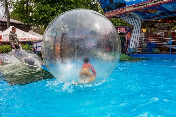 Odessa Ukraina Maj 2019 Små Barn Uppblåsbar Ballong Kul Vattnet — Stockfoto