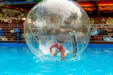 Odessa, Ukrayna - 6 Mayıs 2019. Şişme balondaki küçük çocuklar, suda eğleniyorlar. Suda top - çocuklar için büyüleyici yaz konumlar. Su zorlama
