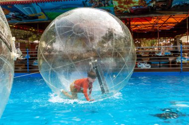 Odessa, Ukrayna - 6 Mayıs 2019. Şişme balondaki küçük çocuklar, suda eğleniyorlar. Suda top - çocuklar için büyüleyici yaz konumlar. Su zorlama