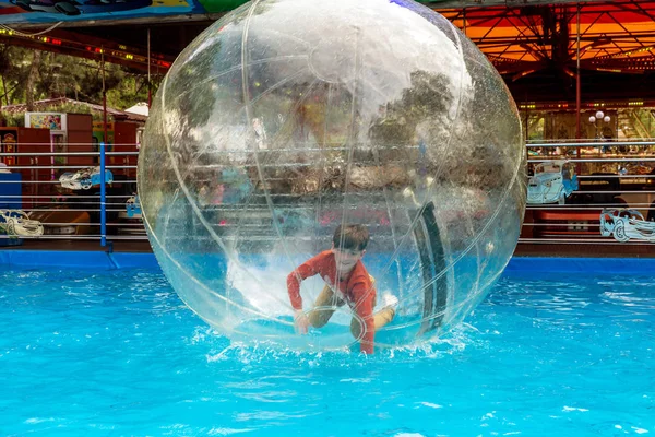 Odessa, Ukrayna - 6 Mayıs 2019. Şişme balondaki küçük çocuklar, suda eğleniyorlar. Suda top - çocuklar için büyüleyici yaz konumlar. Su zorlama