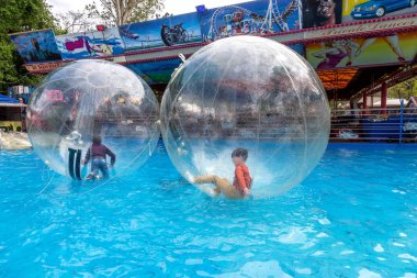 Odessa, Ukrayna - 6 Mayıs 2019. Şişme balondaki küçük çocuklar, suda eğleniyorlar. Suda top - çocuklar için büyüleyici yaz konumlar. Su zorlama