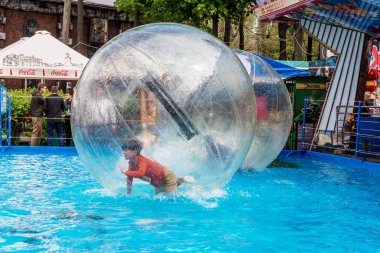 Odessa, Ukrayna - 6 Mayıs 2019. Şişme balondaki küçük çocuklar, suda eğleniyorlar. Suda top - çocuklar için büyüleyici yaz konumlar. Su zorlama