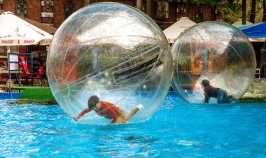 Odessa, Ukrayna - 6 Mayıs 2019. Şişme balondaki küçük çocuklar, suda eğleniyorlar. Suda top - çocuklar için büyüleyici yaz konumlar. Su zorlama