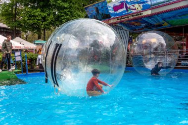 Odessa, Ukrayna - 6 Mayıs 2019. Şişme balondaki küçük çocuklar, suda eğleniyorlar. Suda top - çocuklar için büyüleyici yaz konumlar. Su zorlama