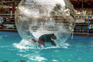 Odessa, Ukrayna - 6 Mayıs 2019. Şişme balondaki küçük çocuklar, suda eğleniyorlar. Suda top - çocuklar için büyüleyici yaz konumlar. Su zorlama