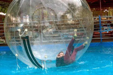 Odessa, Ukrayna - 6 Mayıs 2019. Şişme balondaki küçük çocuklar, suda eğleniyorlar. Suda top - çocuklar için büyüleyici yaz konumlar. Su zorlama