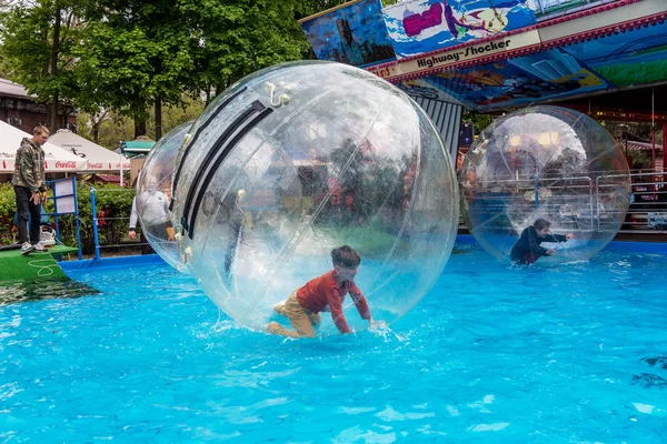 Odessa Ukraina Maj 2019 Små Barn Uppblåsbar Ballong Kul Vattnet — Stockfoto