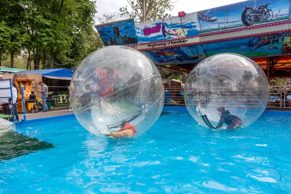 Odessa Ucrânia Maio 2019 Crianças Pequenas Balão Inflável Divertindo Água — Fotografia de Stock