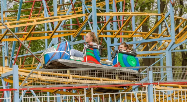 Odessa Ukraina Maja 2019 Goście Jeżdżą Zjeżdżalnie Parku Rozrywki Młodzi — Zdjęcie stockowe