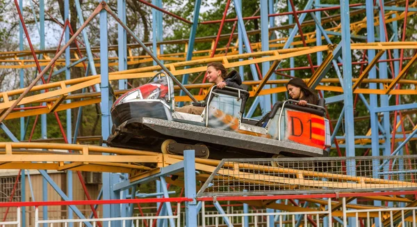 Odessa Oekraïne Mei 2019 Bezoekers Rijden Wegglijbanen Een Pretpark Jonge — Stockfoto