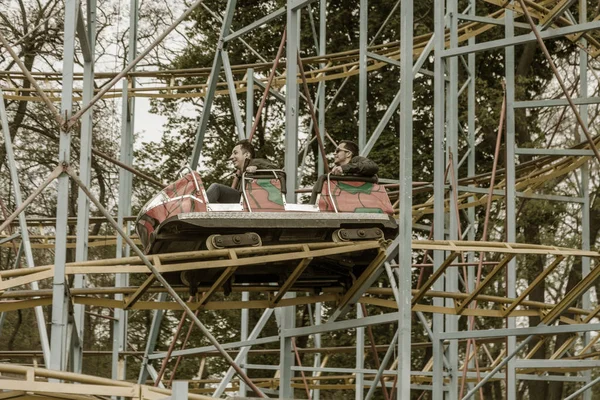 Odessa, Oekraïne-mei 6, 2019: bezoekers rijden wegglijbanen in een a — Stockfoto