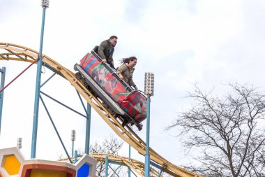 Odessa, Ukrayna - 6 Mayıs 2019: Ziyaretçiler bir lunaparkta yol kaydıraklarına biniyor. Heyecan verici bir lunapark treninde genç arkadaşlar. Gençler lunaparkta eğleniyor. Lunapark treninde korkunç eğlence